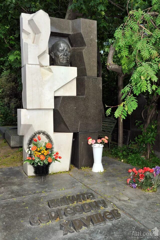 неизвестный памятник хрущеву на новодевичьем кладбище. никита хрущев могила. новодевичье кладбище никита хрущев. надгробие хрущева эрнст неизвестный. новодевичье кладбище никита хрущев.