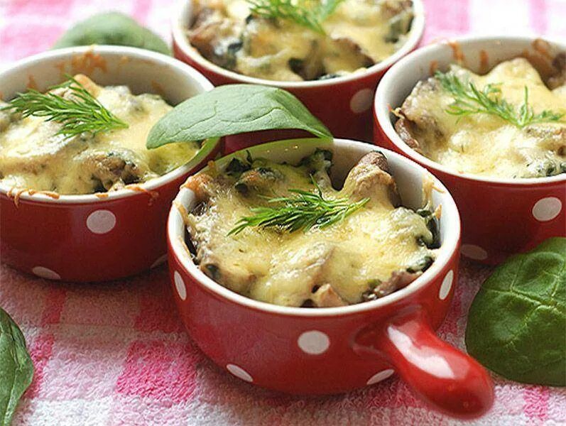 Курица картошка грибы сыр в горшочке