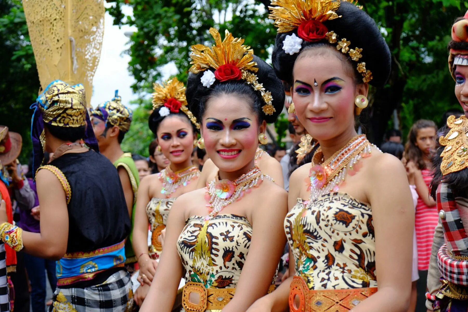 Индонезия девушки. Индонезия яванцы. Жители Бали балийцы. Индонезийки балийки. Балийские женщины.