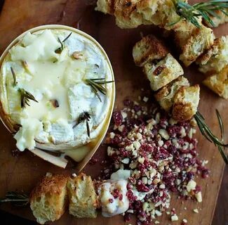 Запечь сыр бри в духовке с чесноком