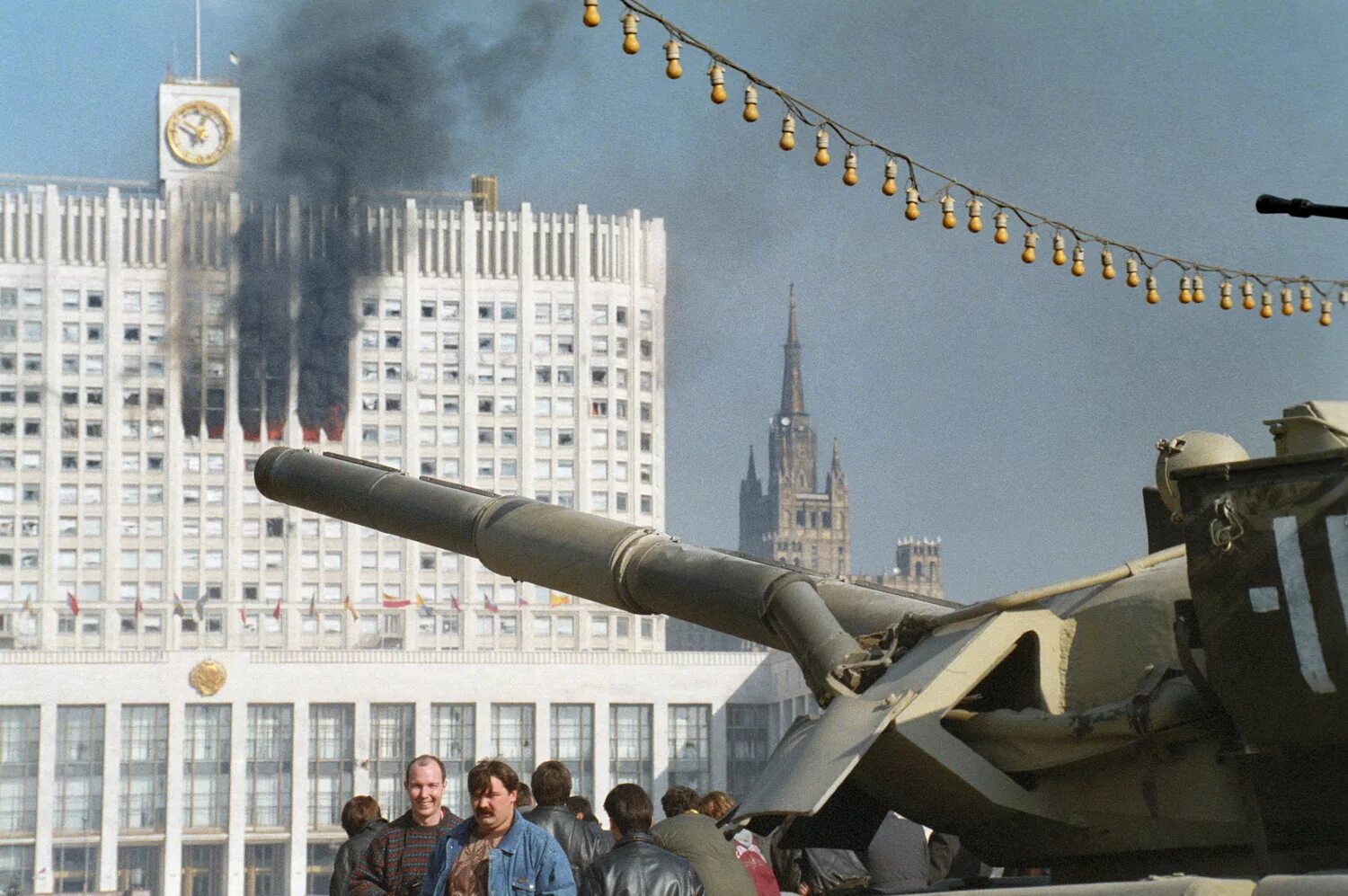 1993 обстрел белого. Белый дом 1993 год обстрел. Штурм белого дома в Москве 1993. Ельцин белый дом 1993. Ельцинский путч 1993.