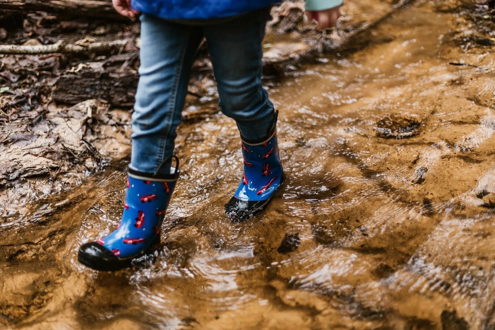 Идти в сапогах. Девушки в резиновых сапогах. сапоги в воде. девушки в резиновых сапогах в воде. резиновые сапоги в воде.