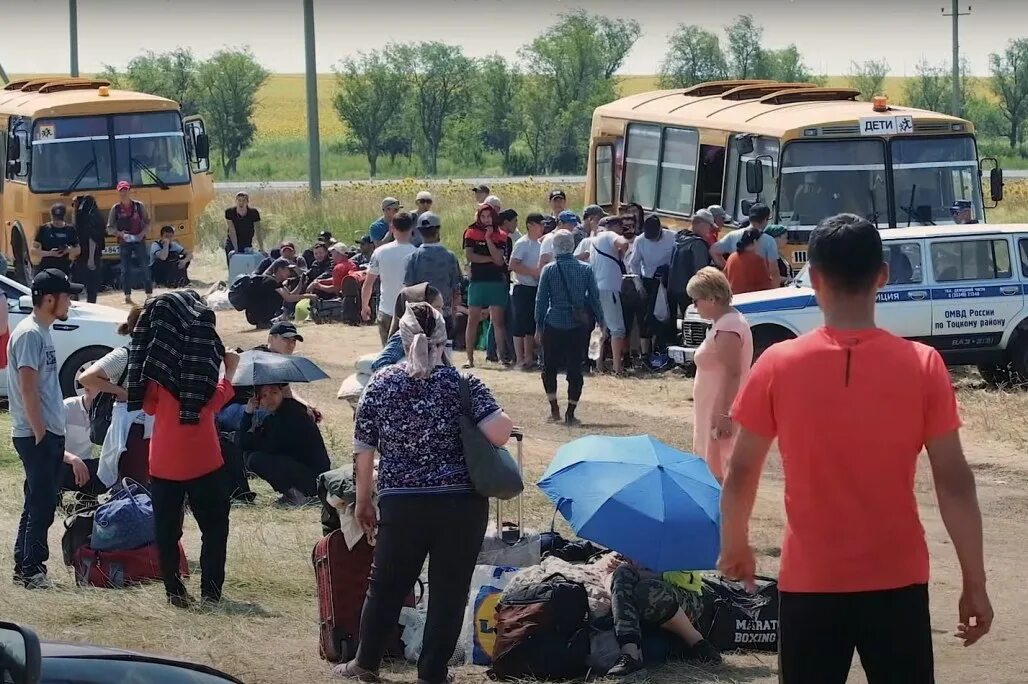 Беженцы на границе с Казахстаном. Мигранты Узбекистана. Мигрантов вывозят на автобусе. Палаточный лагерь беженцев Кинель.
