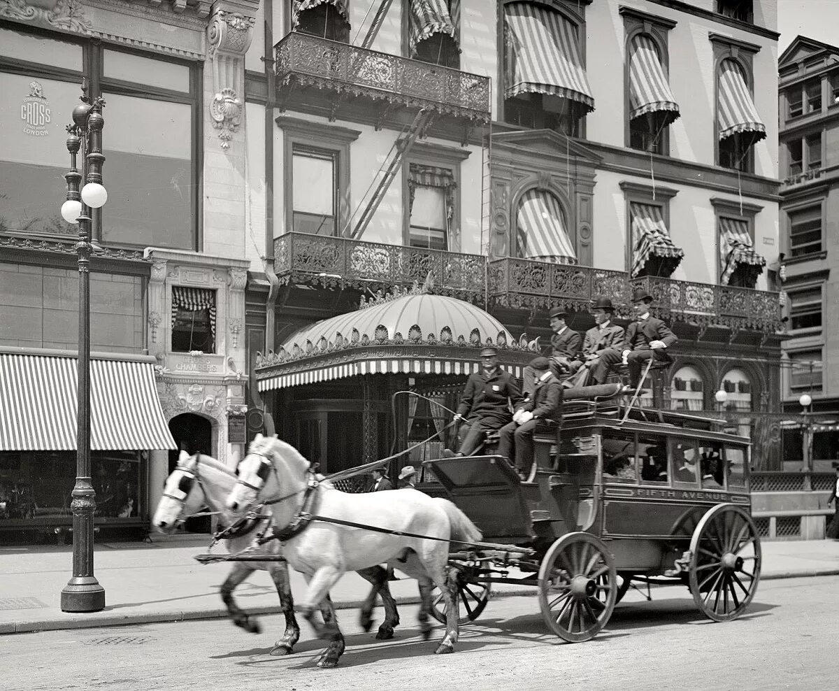1900 b c. 1900 Год 5 Авеню Нью-Йорк. Нью Йорк 1897 год. Нью-Йорк 1900 год фото. Нью Йорк 1903 год кони.