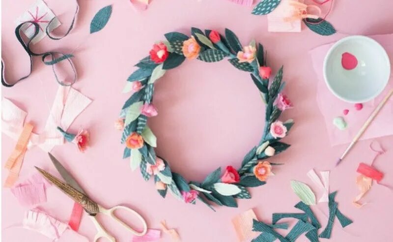 Весенние украшения. Серьги подснежники. Ювелирные украшения на фоне цветов. Украшения с изумрудом в золоте. Оригинальный весенний венок.