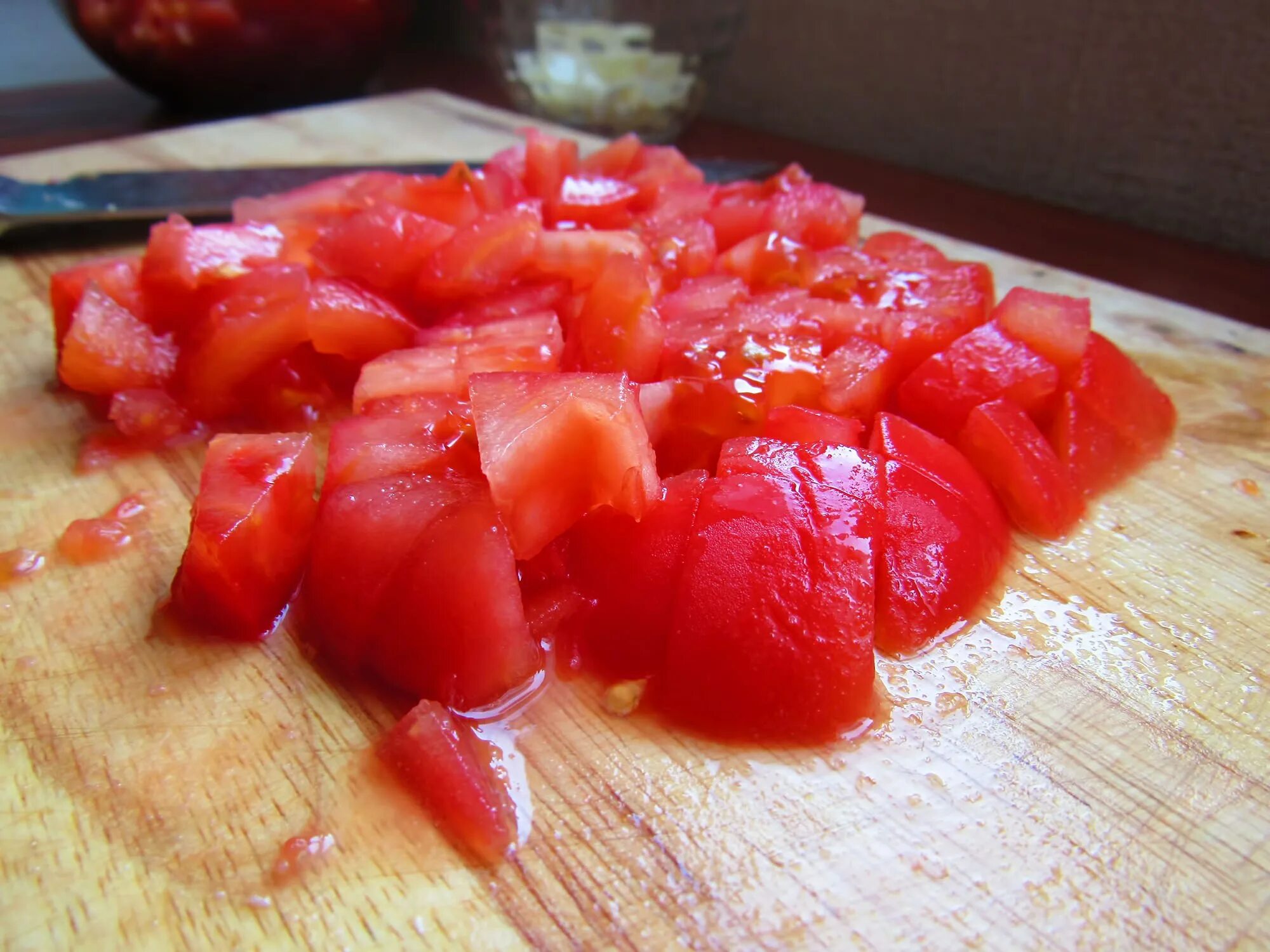 Кожура томатов. Помидор нарезанный. Помидоры нарезанные кубиком. Мелко порезанные помидоры. Помидоры нарезанные кубиками без кожицы.