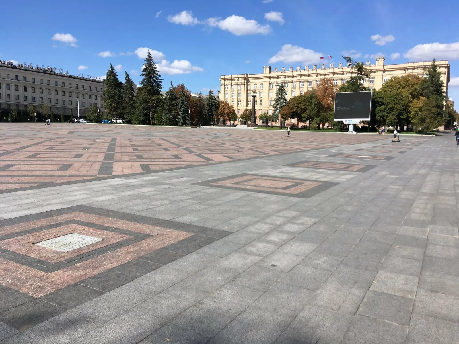 Городская пл. Соборная площадь Белгород. Соборная площадь города Белгорода. Белгород центр Соборной площади. Центральная площадь Белгорода.