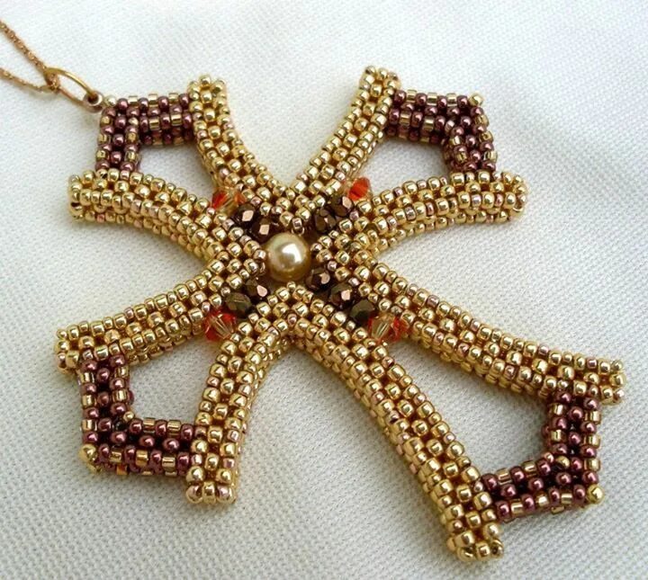 Крест из бисера. Бисер крест накрест. Украшения из бисера цепочки. Кулон из бисера крест. Знак мир из бисера.