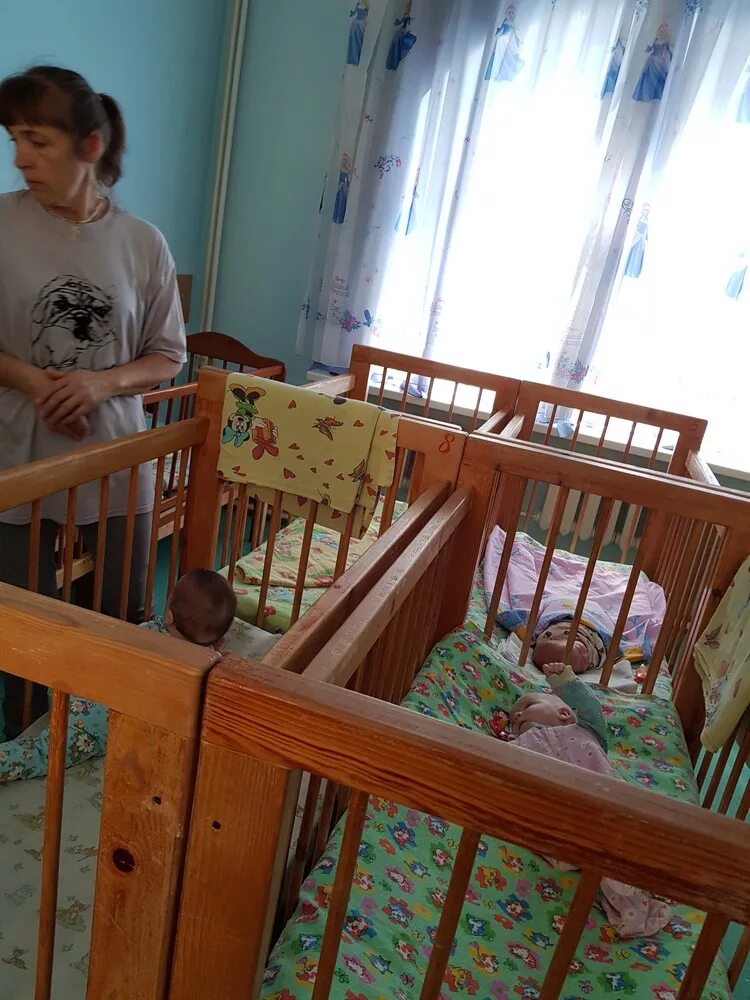 комнаты в доме малютки. как помочь дому малютки. детский дом малютки. кровати в доме малютки. как помочь дому малютки.