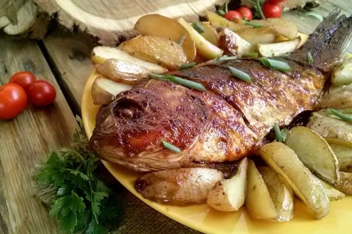 Сазан как приготовить вкусно. Сазан в духовке. рыба запеченная целиком. запечь сазана в духовке с овощами. сазан в духовке с картошкой.