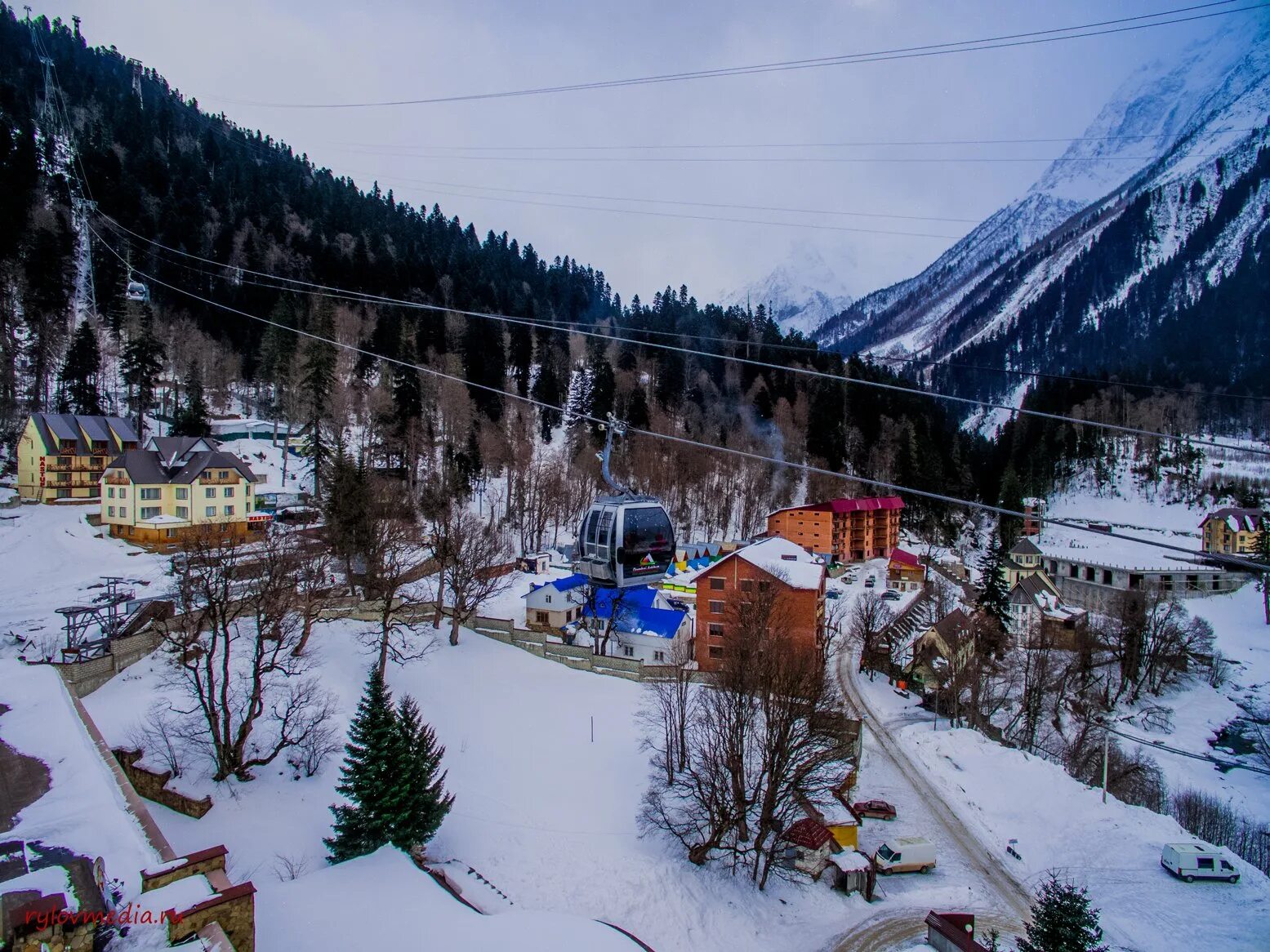 домбай горнолыжный курорт. домбай (горная территория). кресельная канатная дорога домбай. домбай (горная территория). домбай апрель 2021.