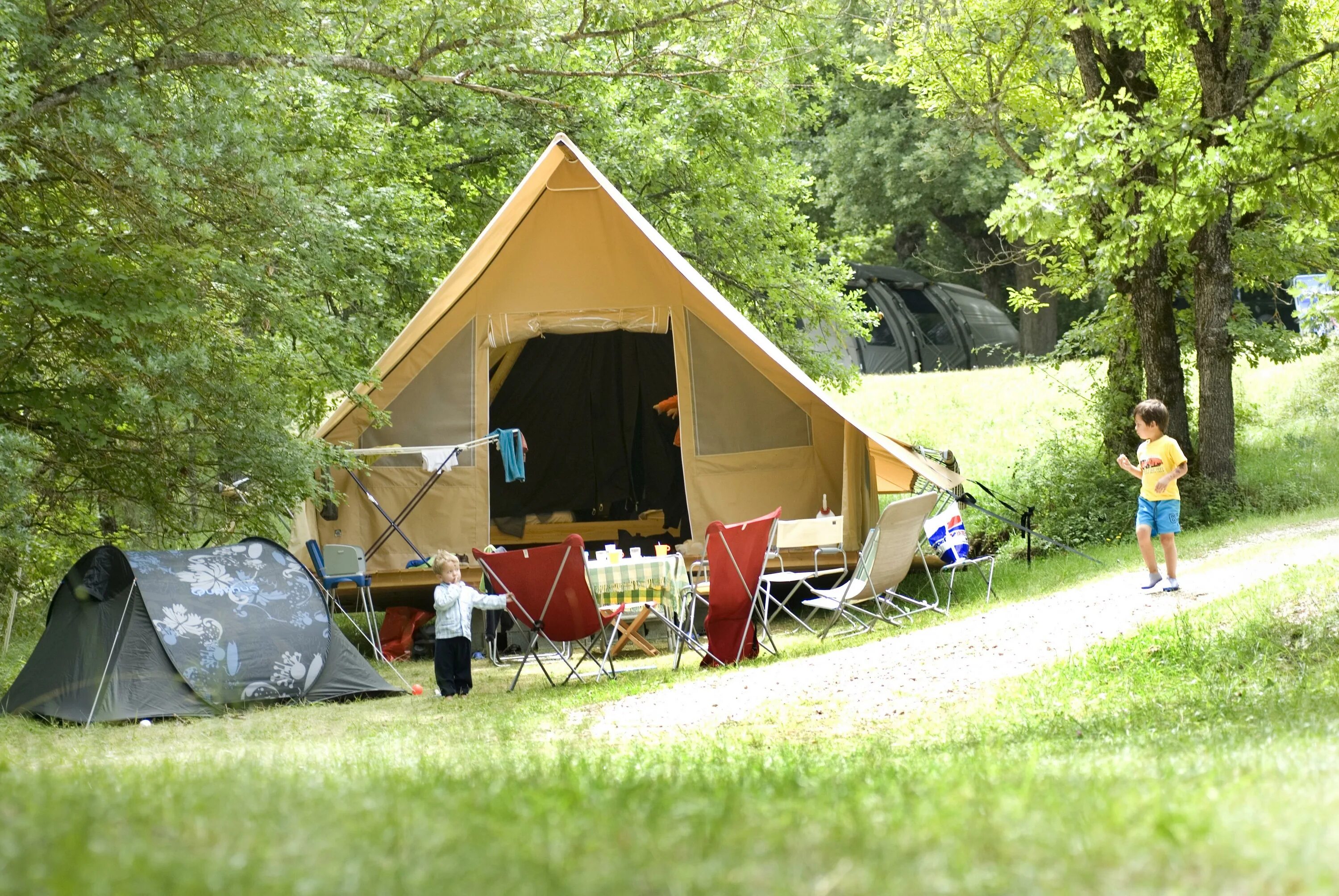 Camping тема. Таганай палаточный городок. Туризм с палатками. Большая лаба кемпинг. Палатка в лесу.