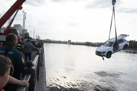 Упал в москва реку