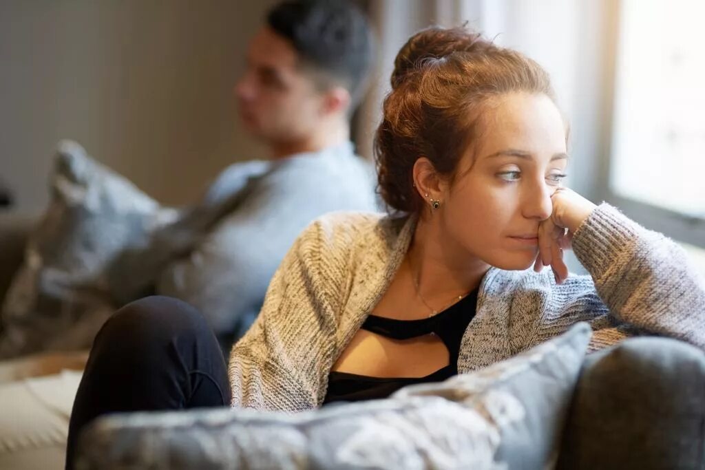 Чтобы любить человека необязательно быть с ним рядом. Случайная встреча. Фразы про окружение. Встреча парня и девушки. Несчастливые отношения.