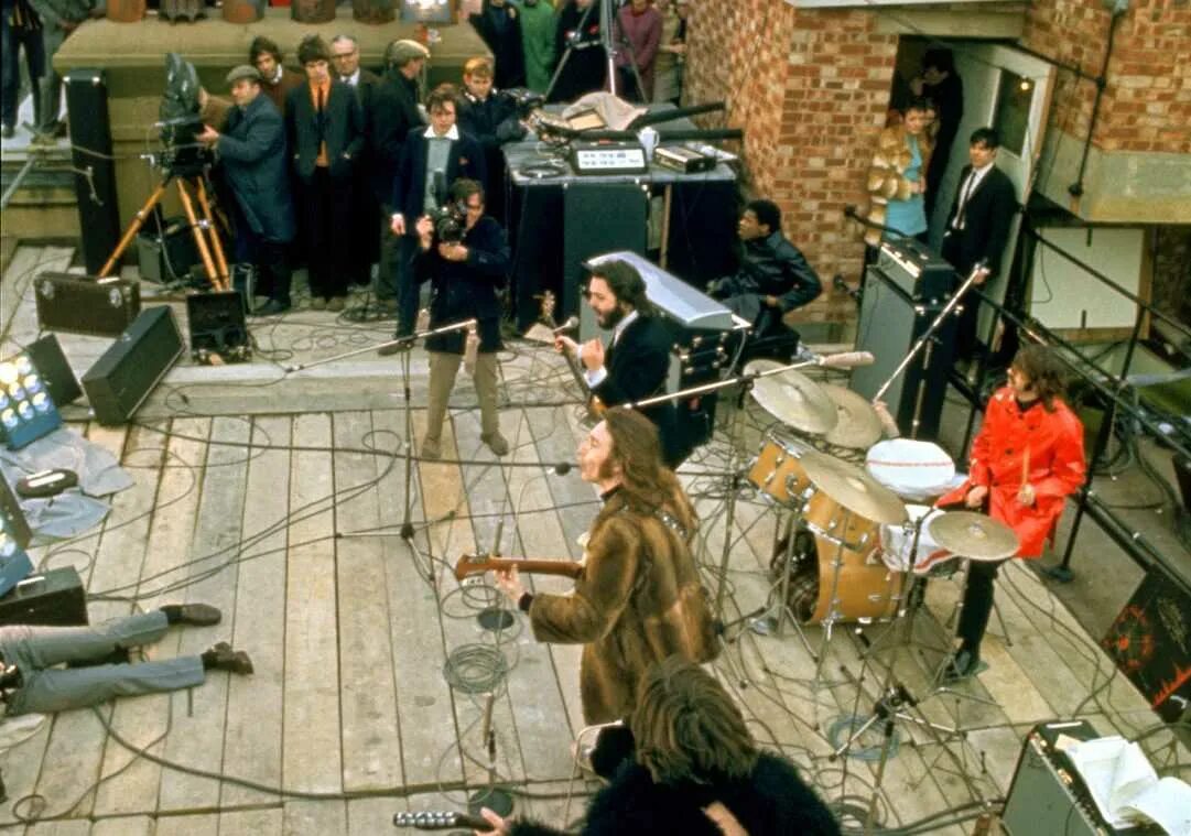 Last public. The Beatles Rooftop Concert 1969. Beatles Rooftop Concert. Концерт Битлз на крыше в 1969. Битлз концерт на крыше.