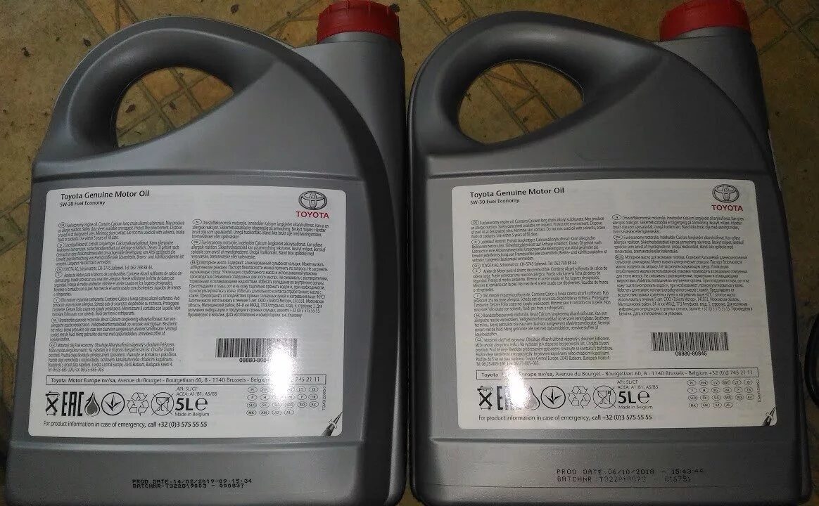 Как отличить оригинал масла тойота. Toyota 5w-30 PFE 5л. Toyota Genuine Motor Oil 5w-30 PFE. Масло Тойота 5w30 мотор Ойл. Toyota 5w30 контрафакт.