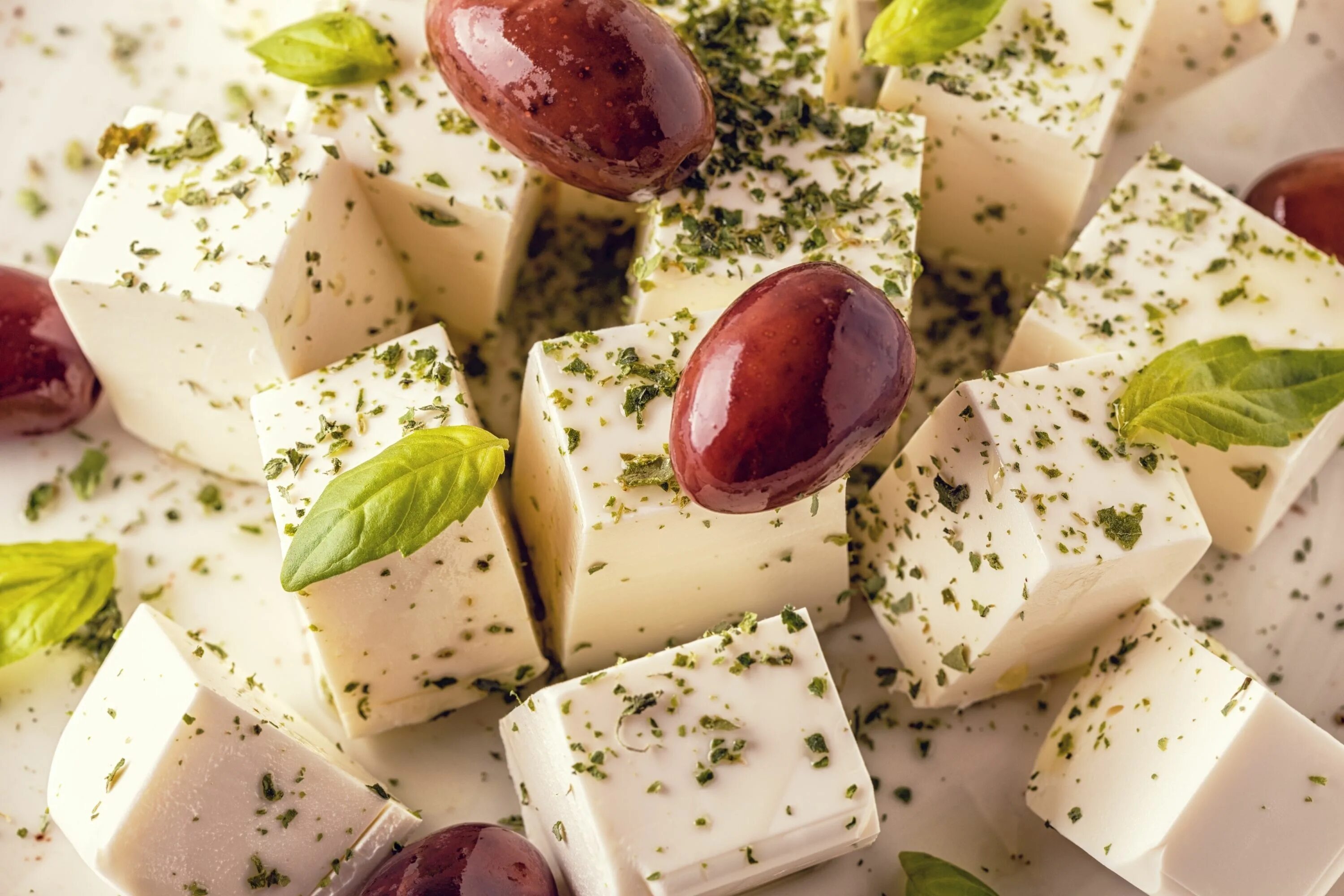 Название греческих сыров. Греческий сыр Фета. Сыр Фета и моцарелла. Фета с орегано. Сыр Фета с оливками.