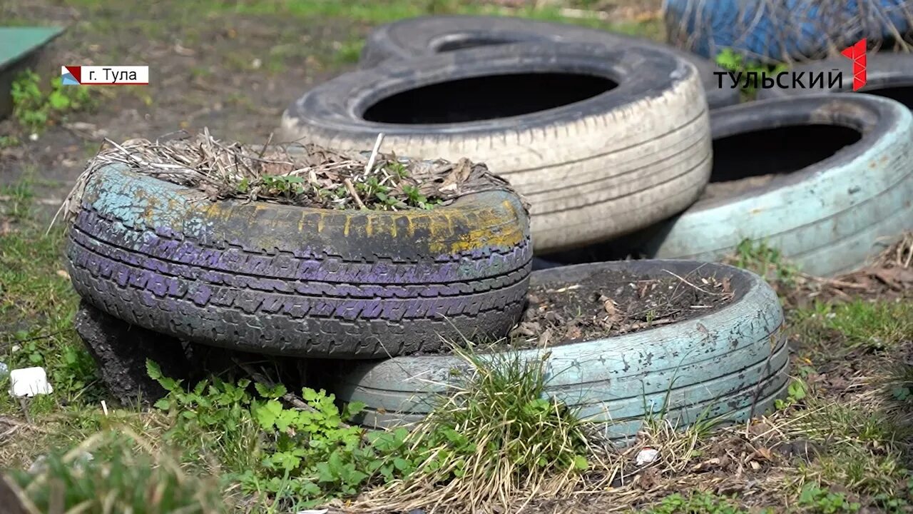 Убирают покрышки. Авто на резине из клумб прикол. Покрышка автомобильная 1941. Покрышки на дне. Путевой шины тула