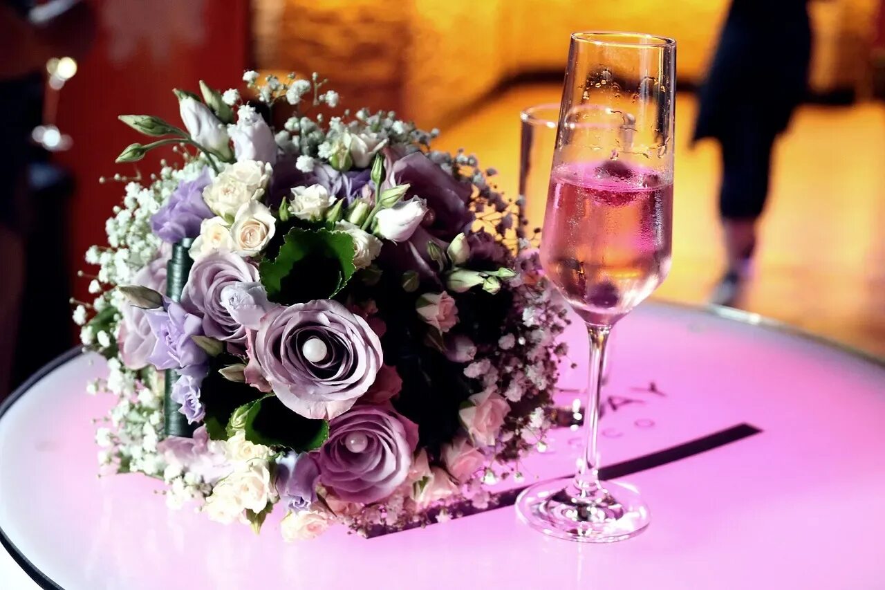Шампанское и розы читать на русском полностью. Сиреневые розы и шампанское. Шампанское и розы фото. Розовое шампанское в бокале.