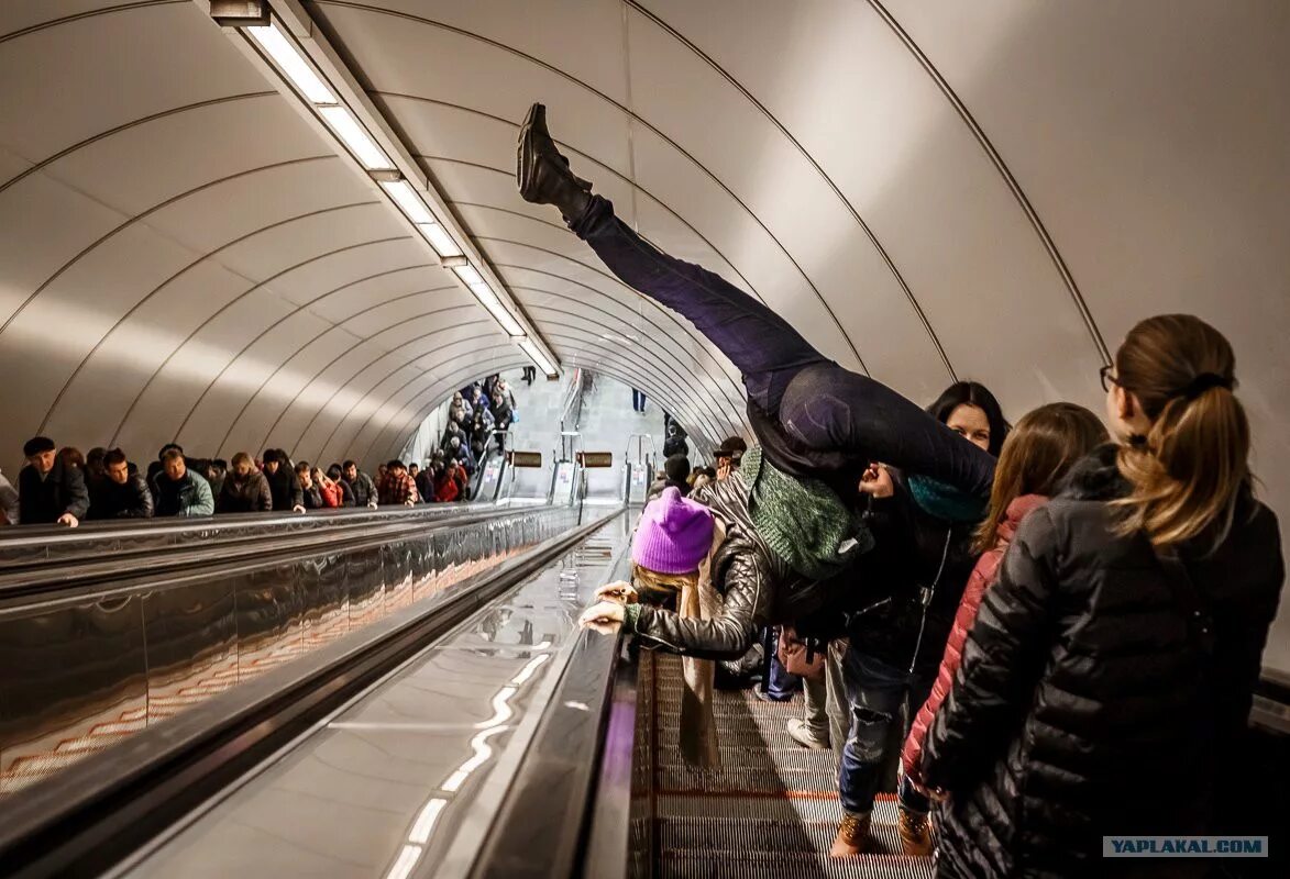 Метро Озерки эскалатор. Метро Марксистская эскалатор. Фотосессия в метро. Люди на платформе метро.