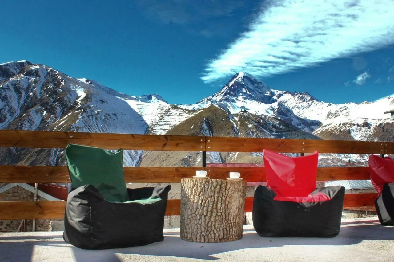 Грузия отели в горах. Отель sunshine kazbegi. rooms hotel kazbegi грузия. отель казбеги в гудаури. степанцминда грузия отели.