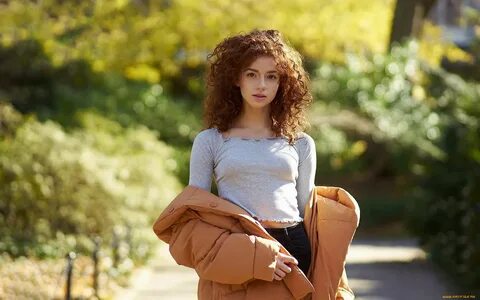 Кудрявая девушка 18