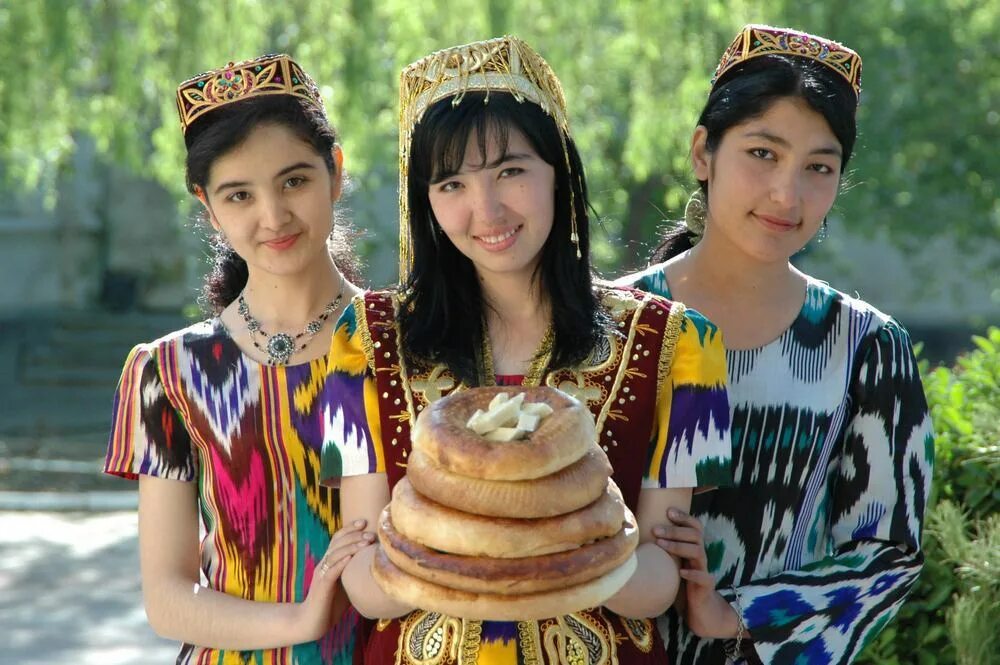 Уйгур миллати. Женщины средней Азии. Узбекские девочки. Узбекская девушка в национальном костюме.