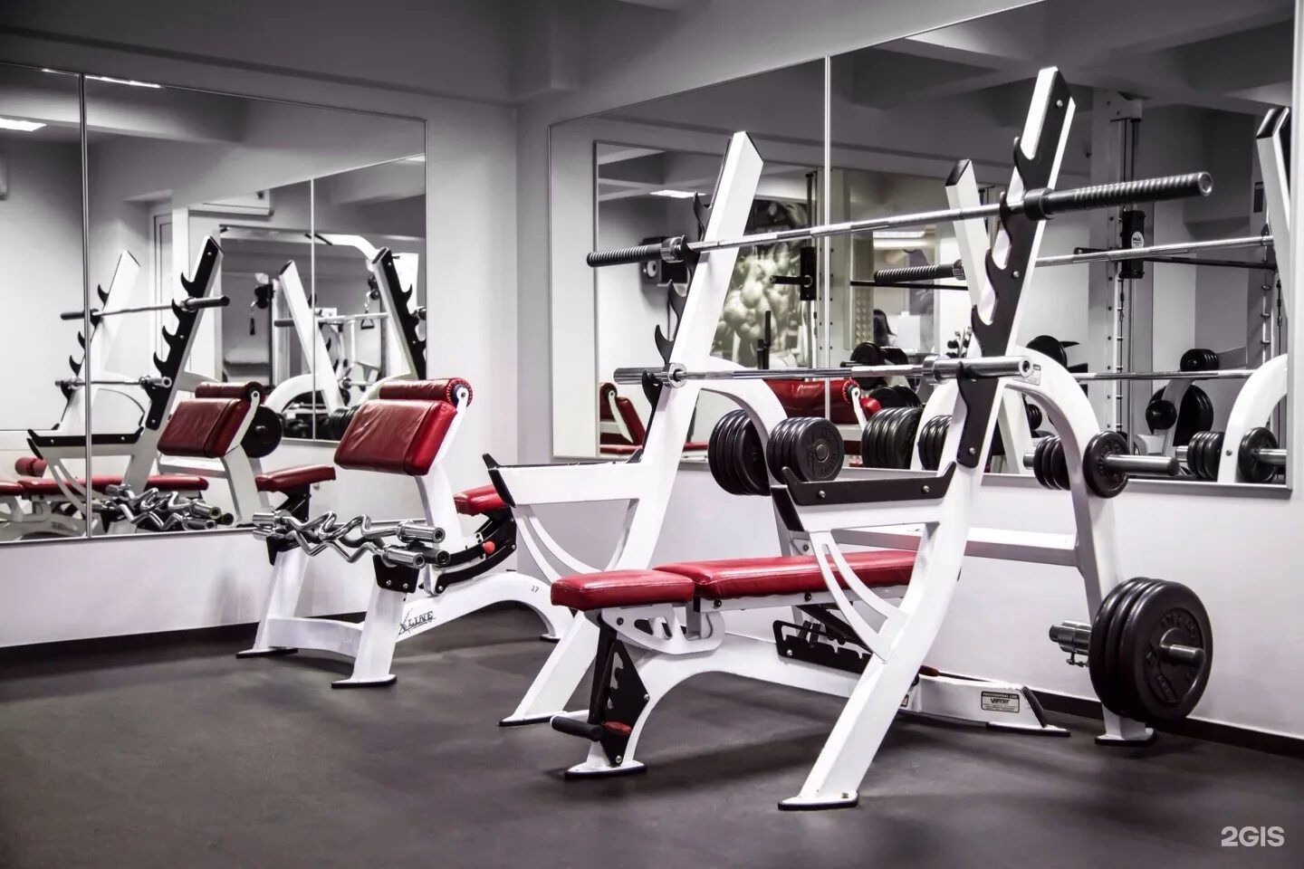 Интерьер тренажерного зала. Спортзал. Фитнес ленд наро-фоминск. Розовый тренажерный зал. Спортивный зал.