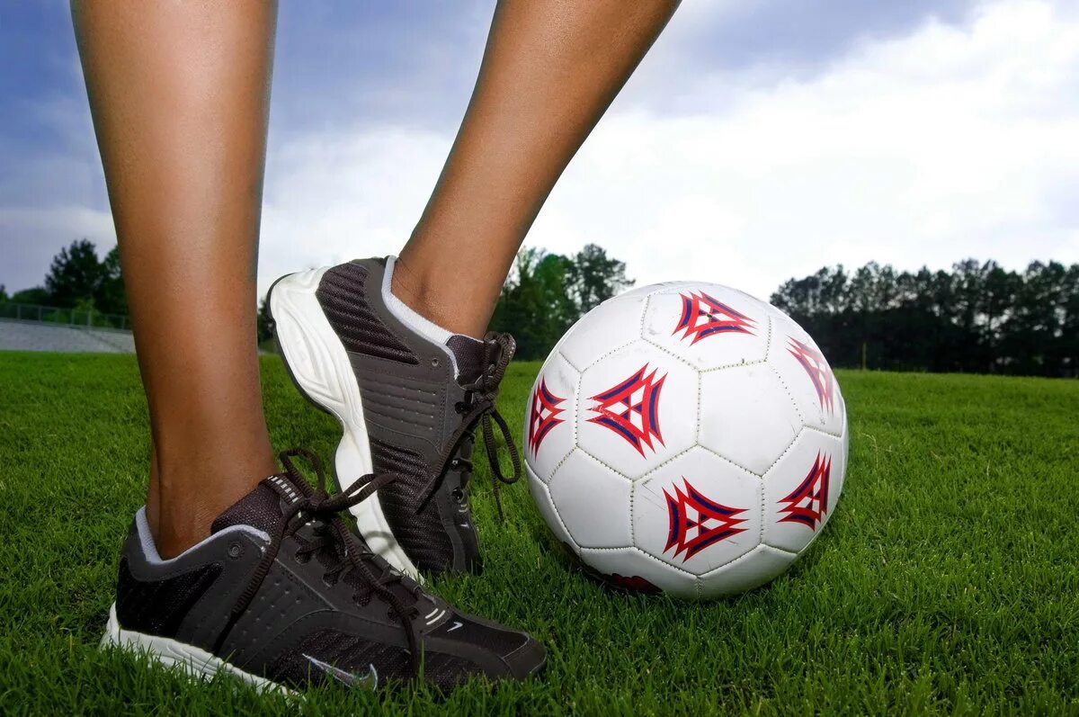 Футбольный мячик. Детский футбол. Теннисный мяч на корте. Футбольный мяч во дворе. Под мячом.