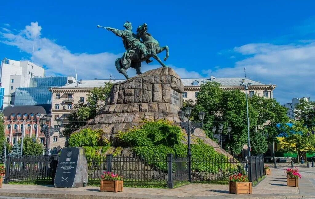 Памятник Богдану Хмельницкому в Киеве Микешин. Богдан Хмельницкий памятник. Микешин памятник Богдану Хмельницкому. Памятник Богдану Хмельницкому на Софийской площади