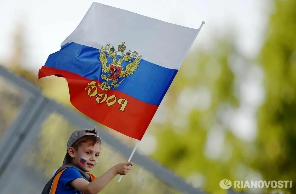 12 июня дети. Дети с российским флагом. Флаг для детей. Флаг России для детей. С днём России 12 июня.