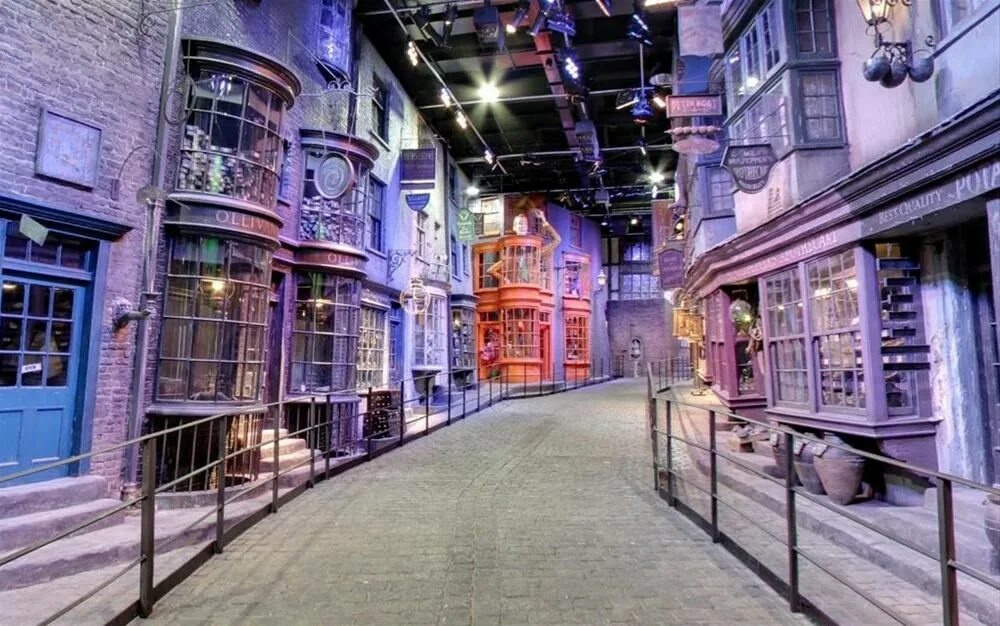 Diagon alley. Переулки лондона. Косой переулок в лондоне. Косая аллея спб. Косой переулок зимой.