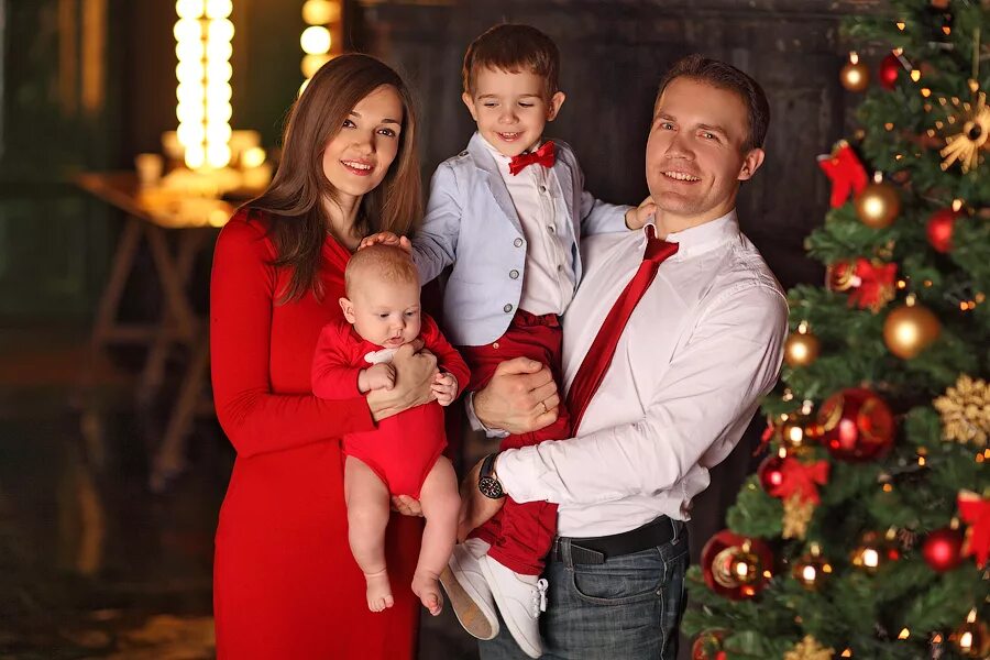 Новогодние семейные образы. Новогодняя фотосессия семейная. Новогодняя семейная фотосессия в студии. Новогодняя фотосессия семья. Новогодняя серийная фотосессия.
