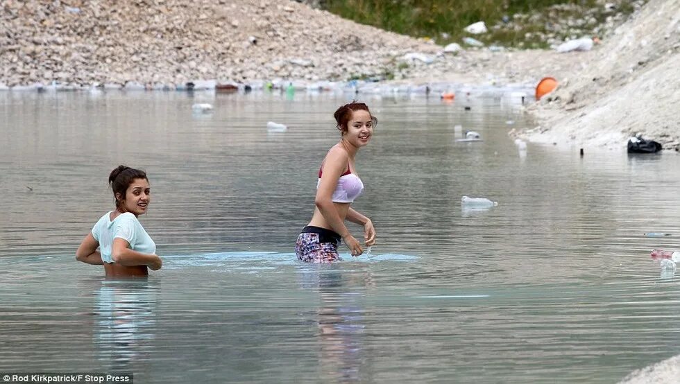 Почему в карьере вода