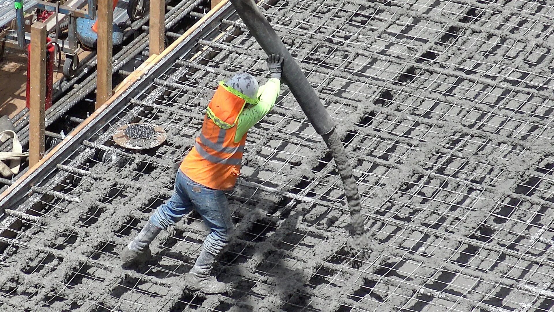 Заливка бетона с армированием цена за куб. Стройка бетон. Заливка бетона. Монолитные работы. Бетонирование в строительстве.