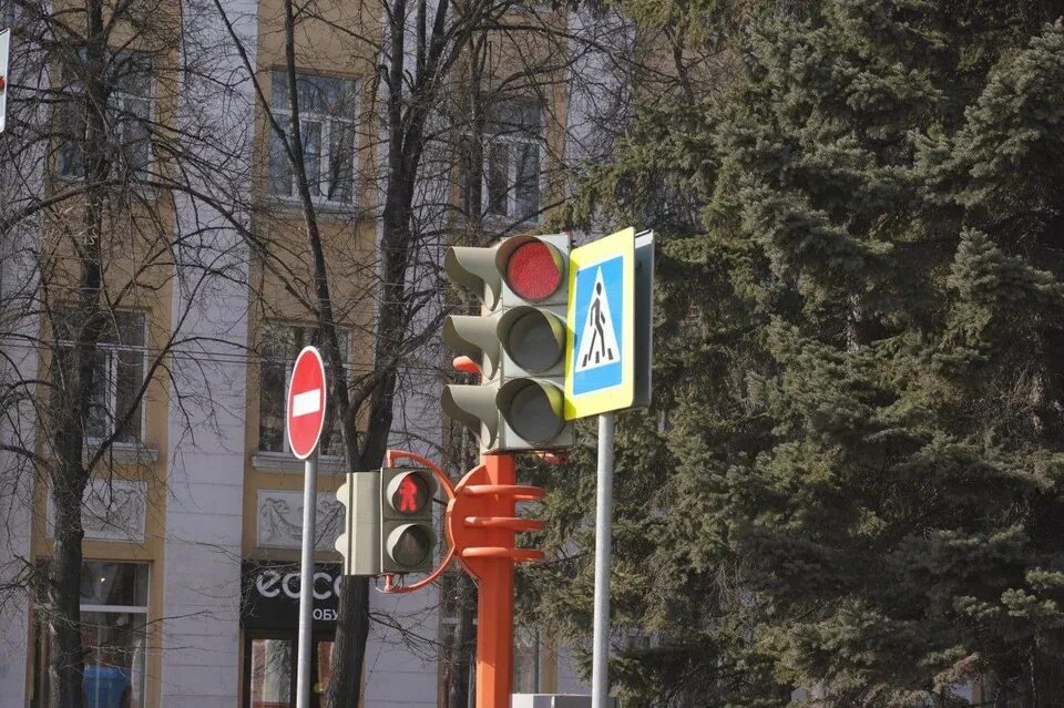 Светофоры светофоры в нашем городе. Светофоры. светофор на улице. перекресток со светофором. светофор кемерово.