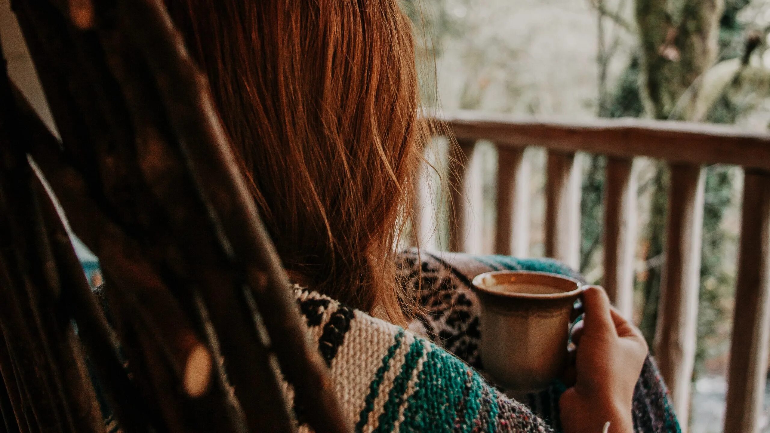 Девушка в пледе. Человек в пледе. Девушка укуталась в плед. Простуда. Девушка у камина в пледе.
