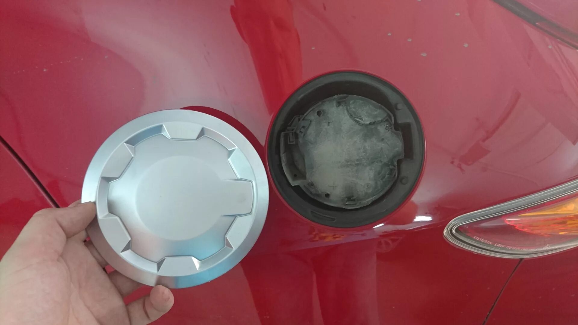 Люк бензобака рено дастер. Клапан в горловине бензобака шевроле круз1. Замерзает лючок бензобака vw passat b8. Замерз лючок бензобака sx4. Рх 300 примерз лючок бензобака.