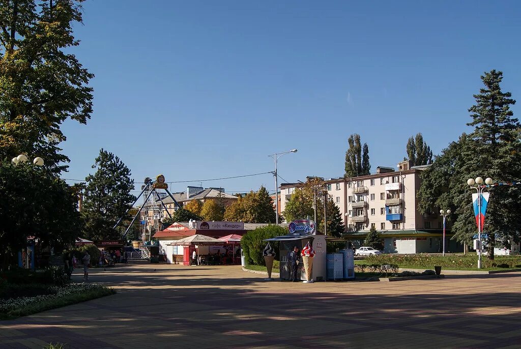 Переехавших майкоп. Майкоп Центральный парк. Майкоп центр города. Городской парк Майкоп. Площадь города Майкоп.