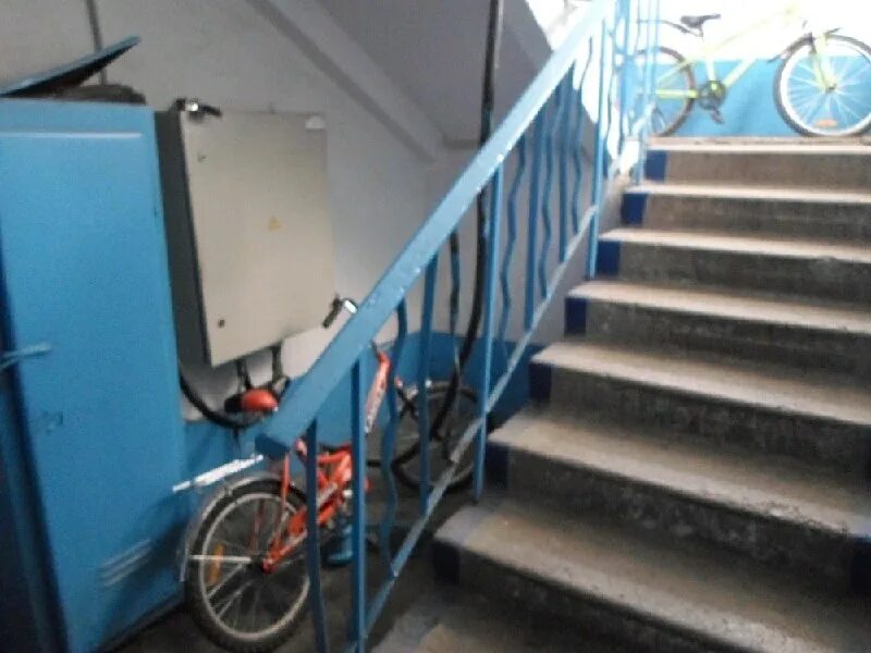 можно ли хранить велосипеды на площадке. велосипед на стене. шкаф для хранения велосипеда в квартире. хранение велосипеда на лестничной площадке. велосипед в кладовке.