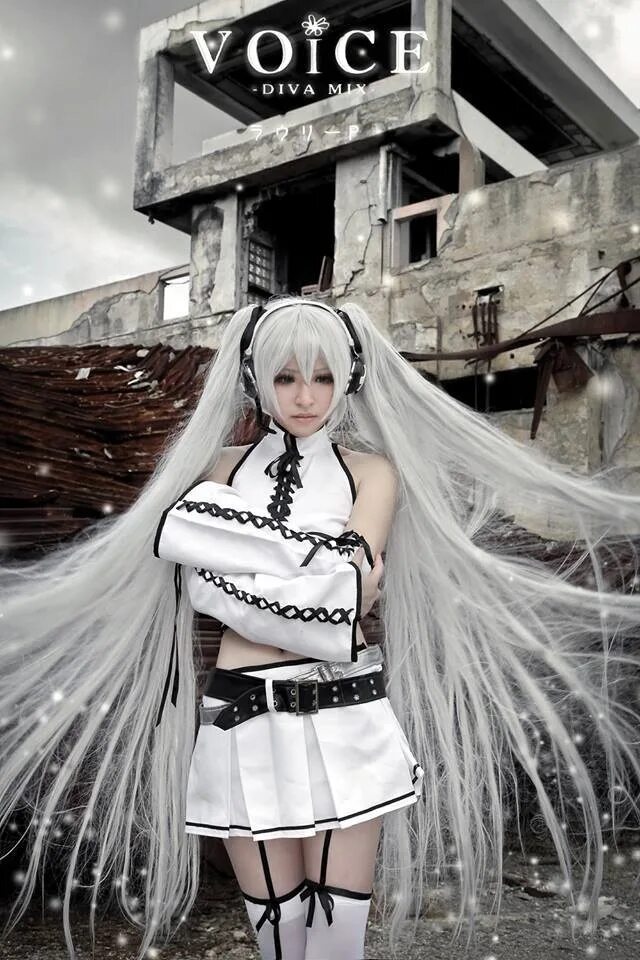 White cosplay. Косплеер Мику. Shinuki косплейщица. Косплей с белыми волосами.