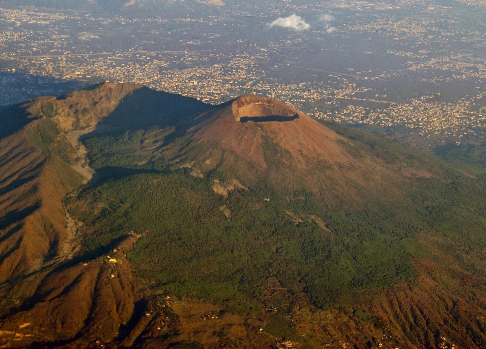 Mt vesuvius. Вулкан Везувий в Италии. Национальный парк Везувий Италия. Гора Везувий Неаполь. Кратер Везувия.