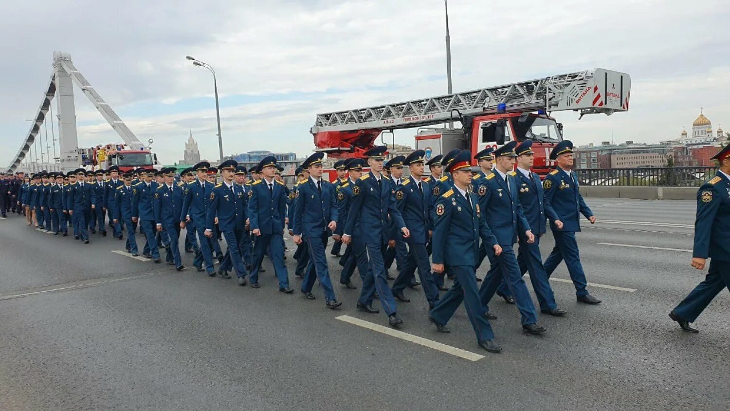 Московский пожарно спасательный. Парад МЧС. Парад МЧС Москва. МЧС на параде Победы. Пожарно-спасательный Гарнизон.