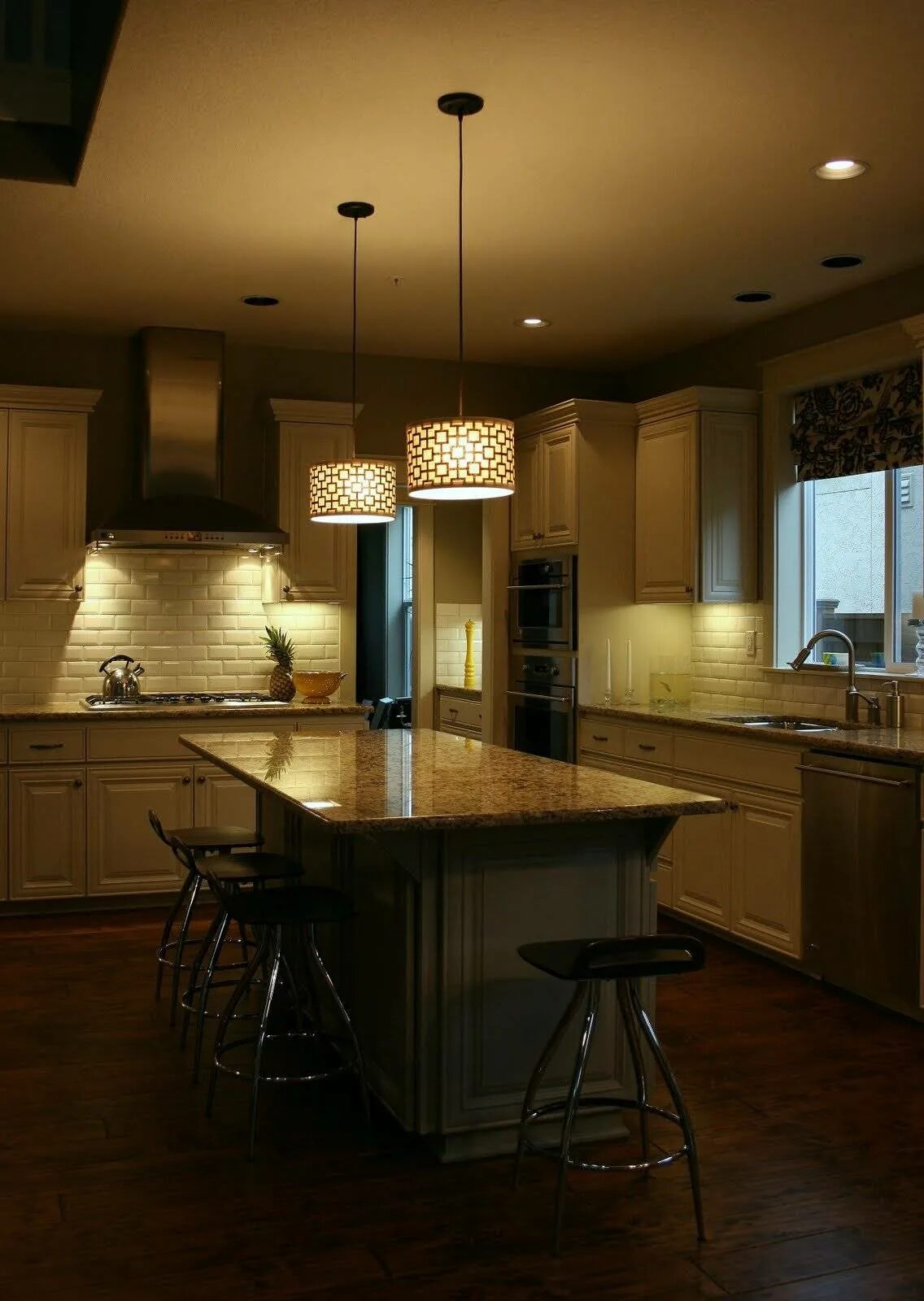 Кухня теплый свет. Освещение на кухне. Красивое освещение на кухне. Освещение в интерьере кухни. Светильники на кухню.