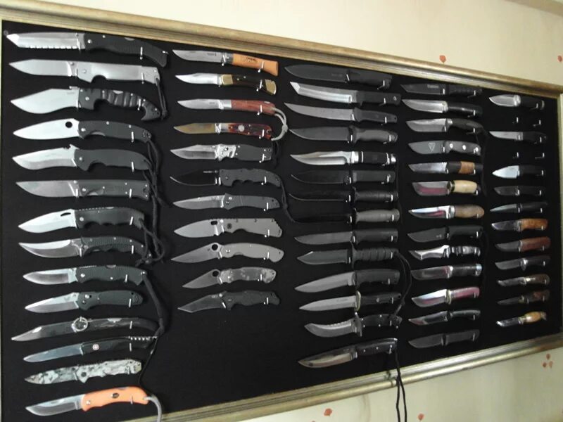 Приватка стендов с ножами. Коллекция ножей. Коллекция ножей на стене. Коллекционная витрина для ножей. Стенд для хранения ножей.