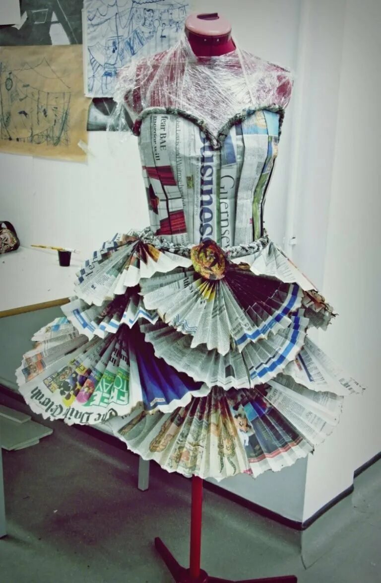 Бумажные платья. Платье из газет. Костюм из бумаги. Платье из нетрадиционных материалов.