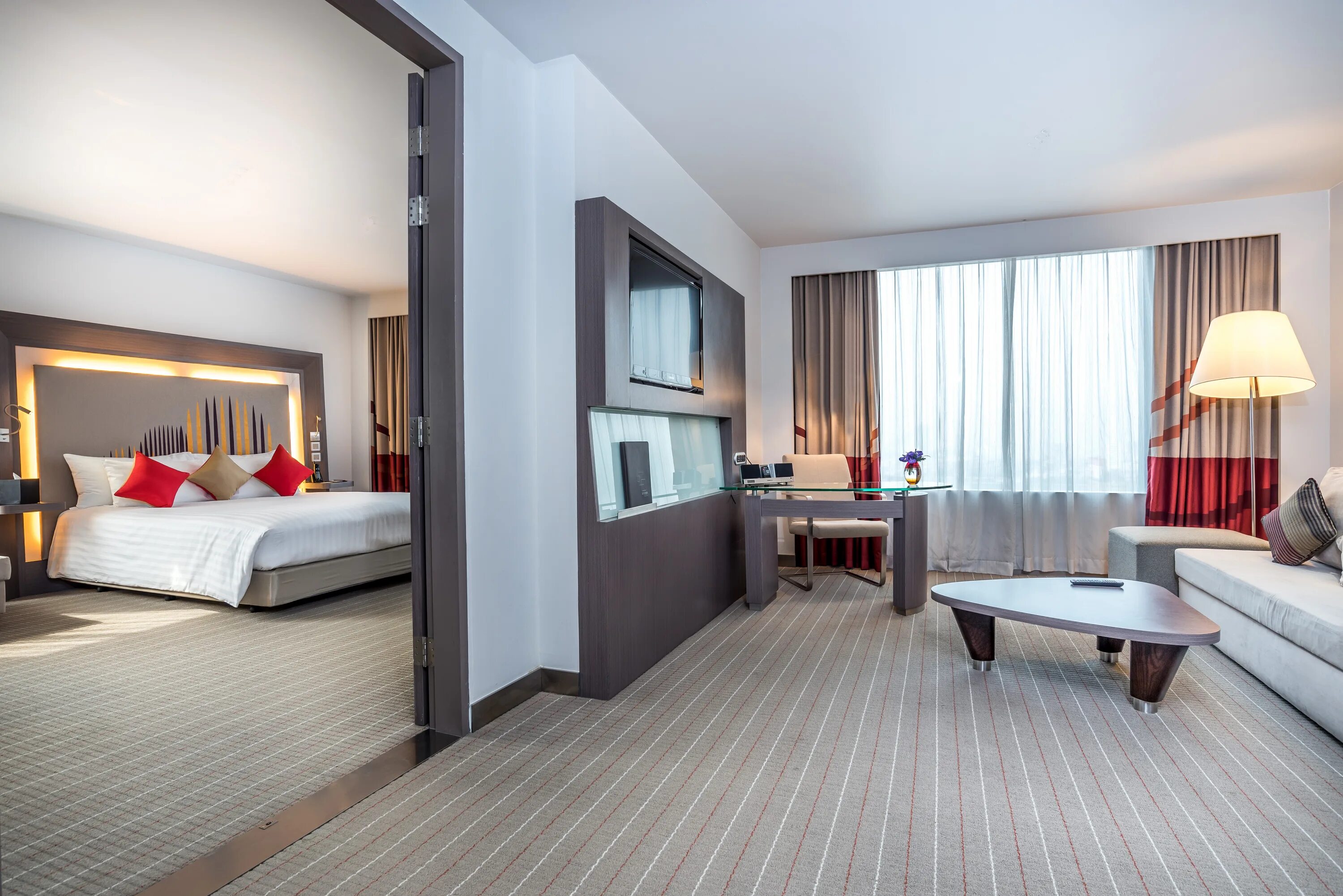 9 сюит. Novotel Ploenchit Sukhumvit. Junior Suite Novotel Сити. Номер сюит. Suite комната.