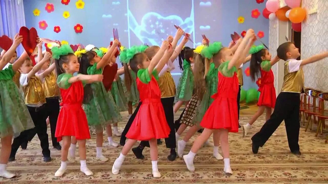 Дети танцуют в садике. Спортивный танец в детском саду. Танец про детский сад видео. Танцы для детей в доу. Дети танцуют на празднике вдедском саду.