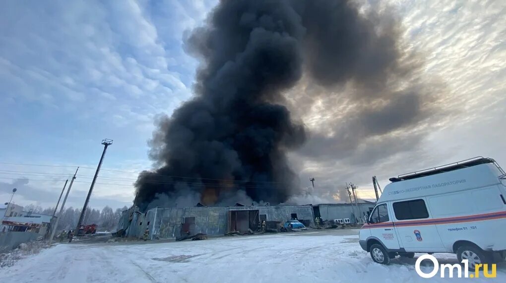 Пожар в Омске на левом берегу. Пожар в Омске сейчас на левом берегу. Нефтяники пожар. Пожар в Омске 1 декабря.