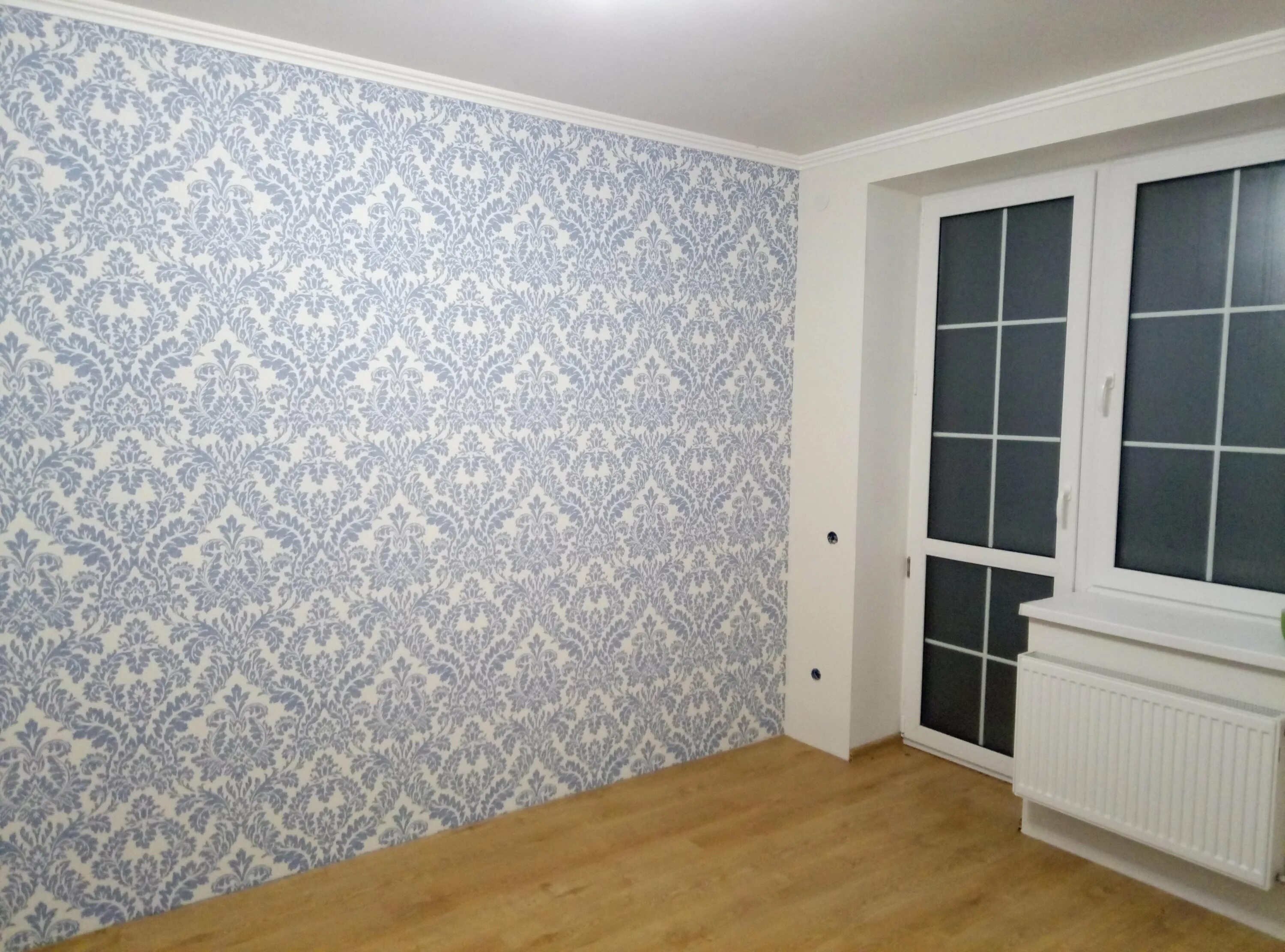 Наклейки на обои. Обои двух видов. Обои для зала в квартире. Ремонт квартир обои. Наклеивание обоев на стены.